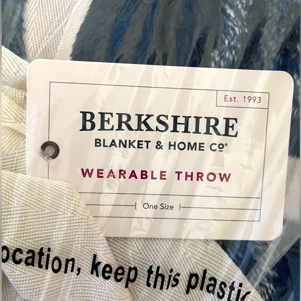 NWT! Berkshire Blanket Wearable Throw